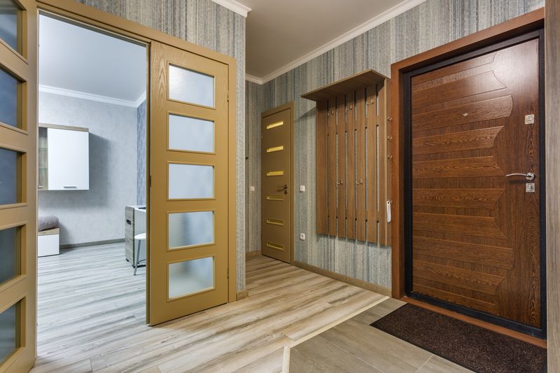 Натуральні матеріали в дизайні міжкімнатних дверей — переваги та застосування